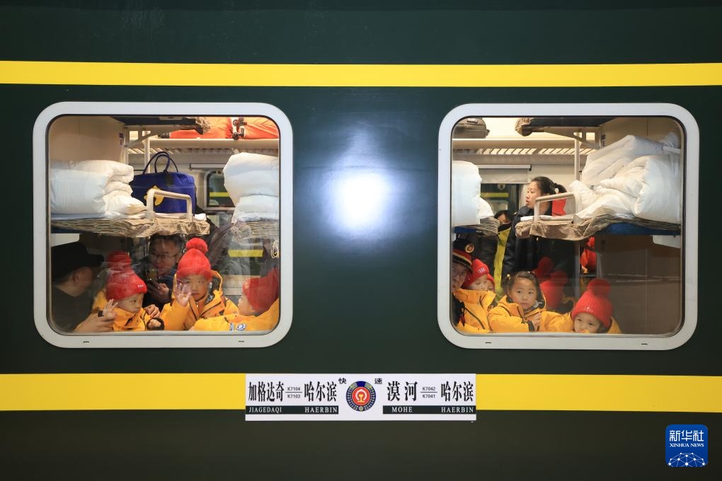 广西“小砂糖橘”体验“雪国列车”