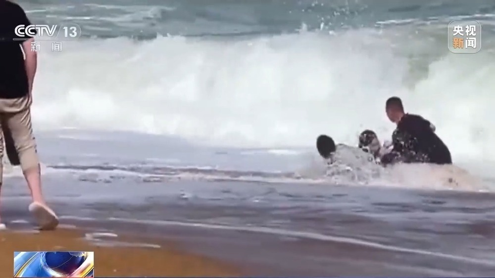 在这些定格瞬间里 致敬每一位挺身而出的平凡英雄