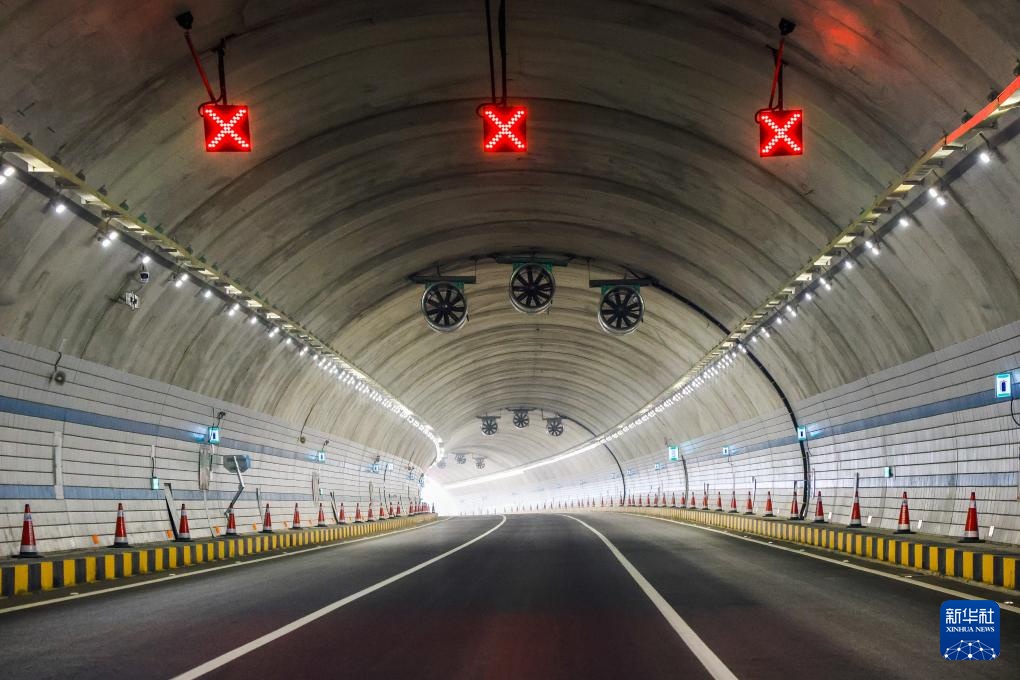 广东：银洲湖高速公路通车