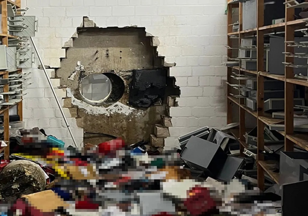 德国一银行发生盗窃案，窃贼从墙上钻孔进金库，3200个保险箱被撬开，损失数千万欧元