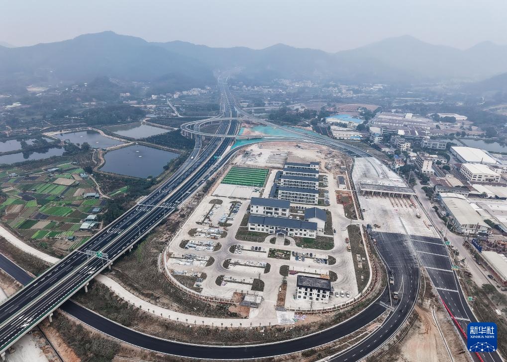 广东：银洲湖高速公路通车