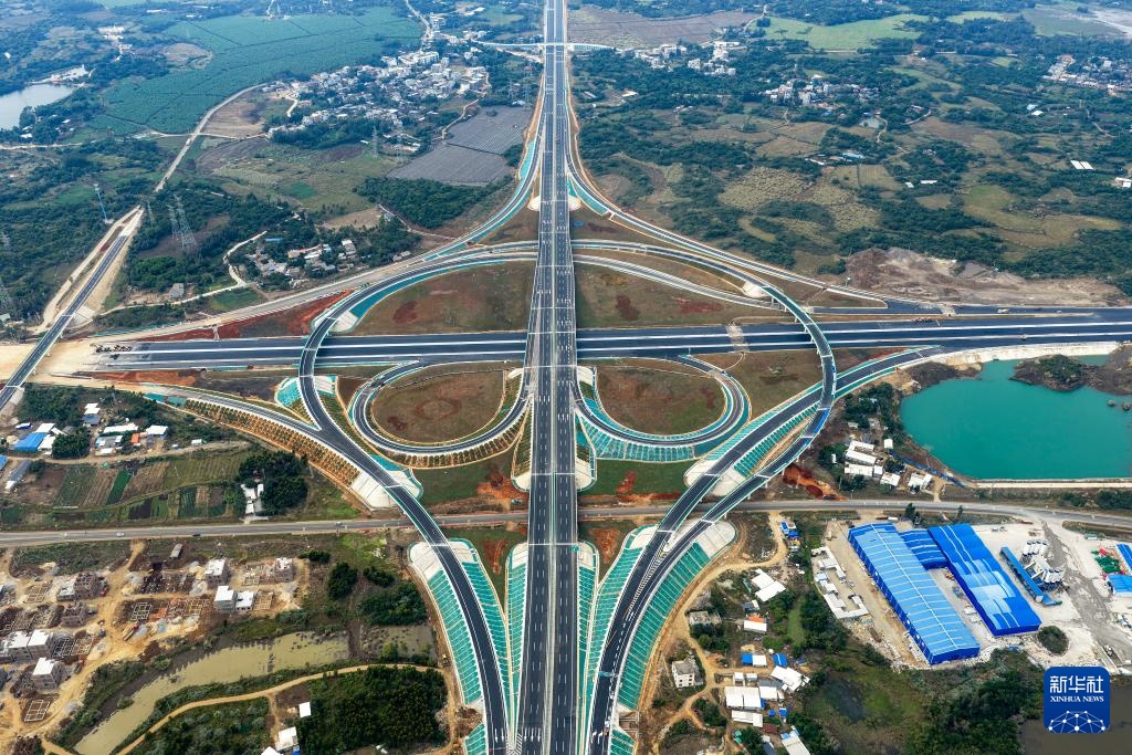 海南洋浦疏港高速公路建成通车