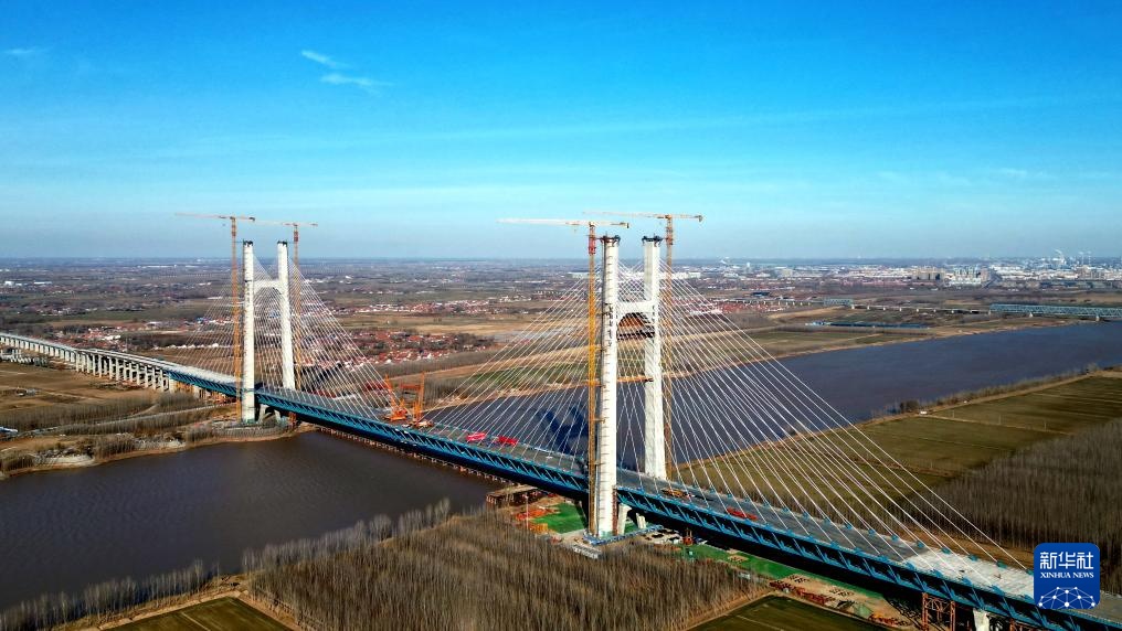 山东东营：津潍高铁东营黄河公铁大桥合龙