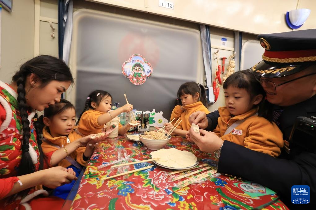 广西“小砂糖橘”体验“雪国列车”