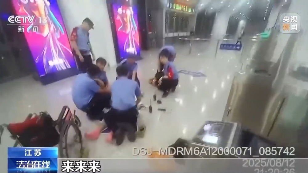 在这些定格瞬间里 致敬每一位挺身而出的平凡英雄