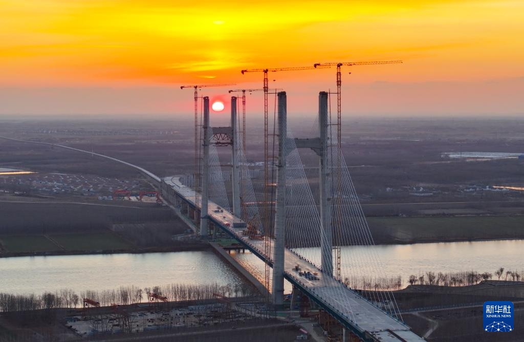 山东东营：津潍高铁东营黄河公铁大桥合龙