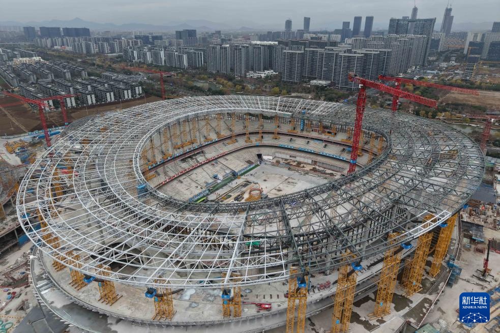 浙江杭州：余杭国际体育中心项目钢结构屋盖桁架合龙