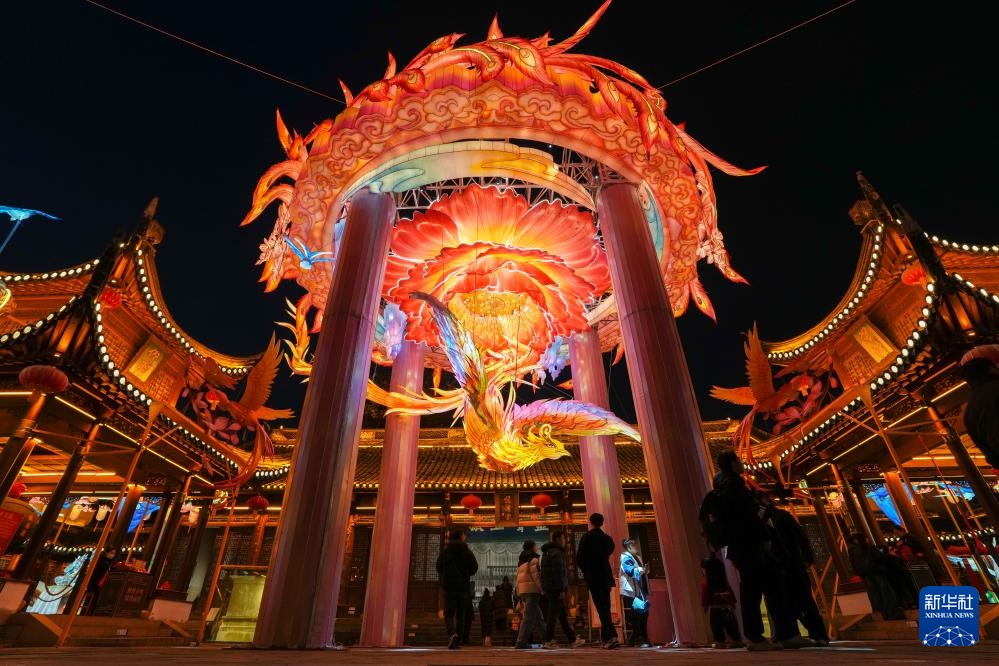 江苏南京：灯彩亮 迎新年