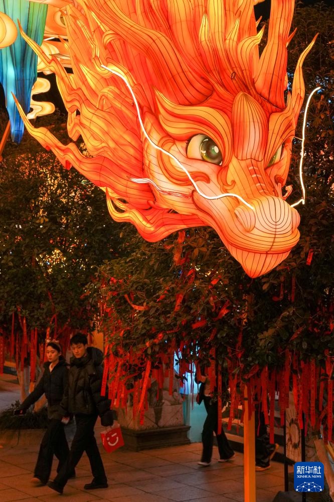 江苏南京：灯彩亮 迎新年