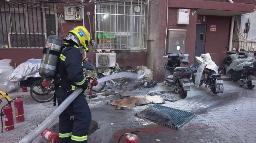 拾荒堆物险酿大祸 热心路人挺身灭火疏散居民 拾荒堆物险酿大祸 热心路人挺身灭火疏散居民