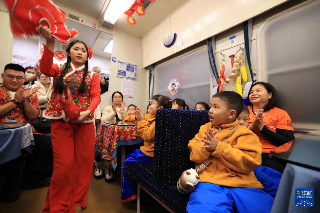 广西“小砂糖橘”体验“雪国列车”