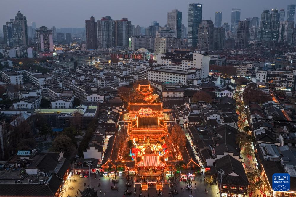 江苏南京：灯彩亮 迎新年