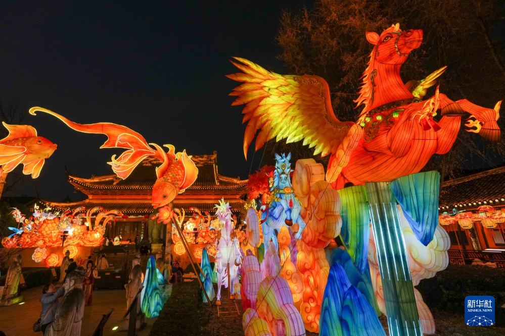 江苏南京：灯彩亮 迎新年