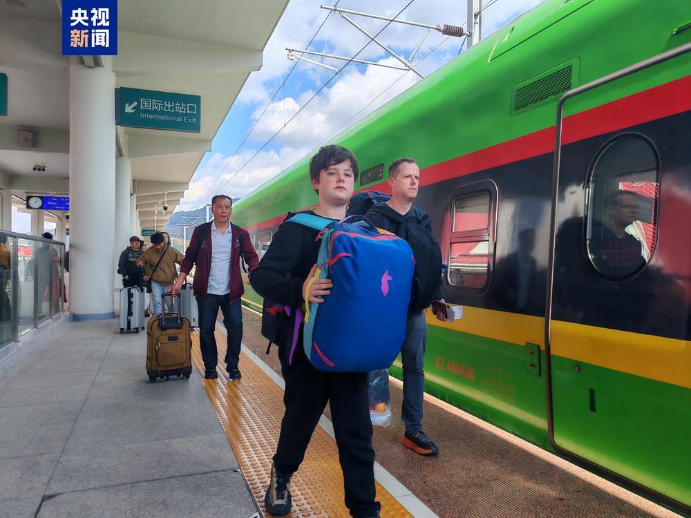 中老铁路2025年免签入境外国籍旅客增长超48% 中老铁路2025年免签入境外国籍旅客增长超48%