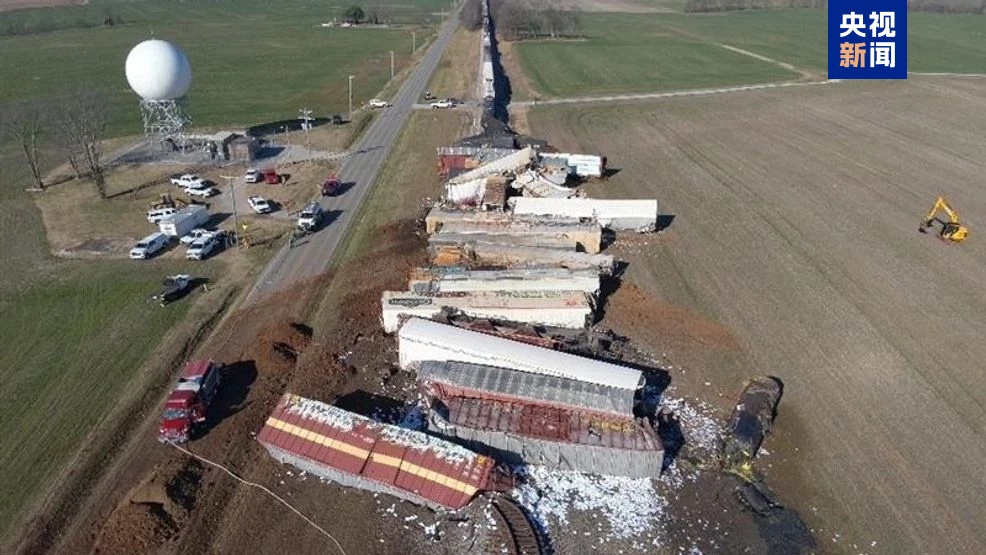 美国一货运列车脱轨 一节装载熔融硫黄车厢起火 美国一货运列车脱轨 一节装载熔融硫黄车厢起火