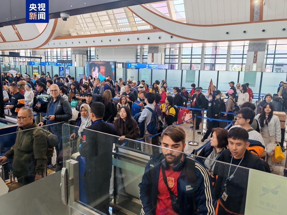 中老铁路2025年免签入境外国籍旅客增长超48% 中老铁路2025年免签入境外国籍旅客增长超48%