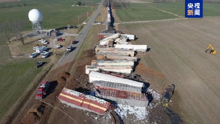 美国一载熔融硫黄货车脱轨起火