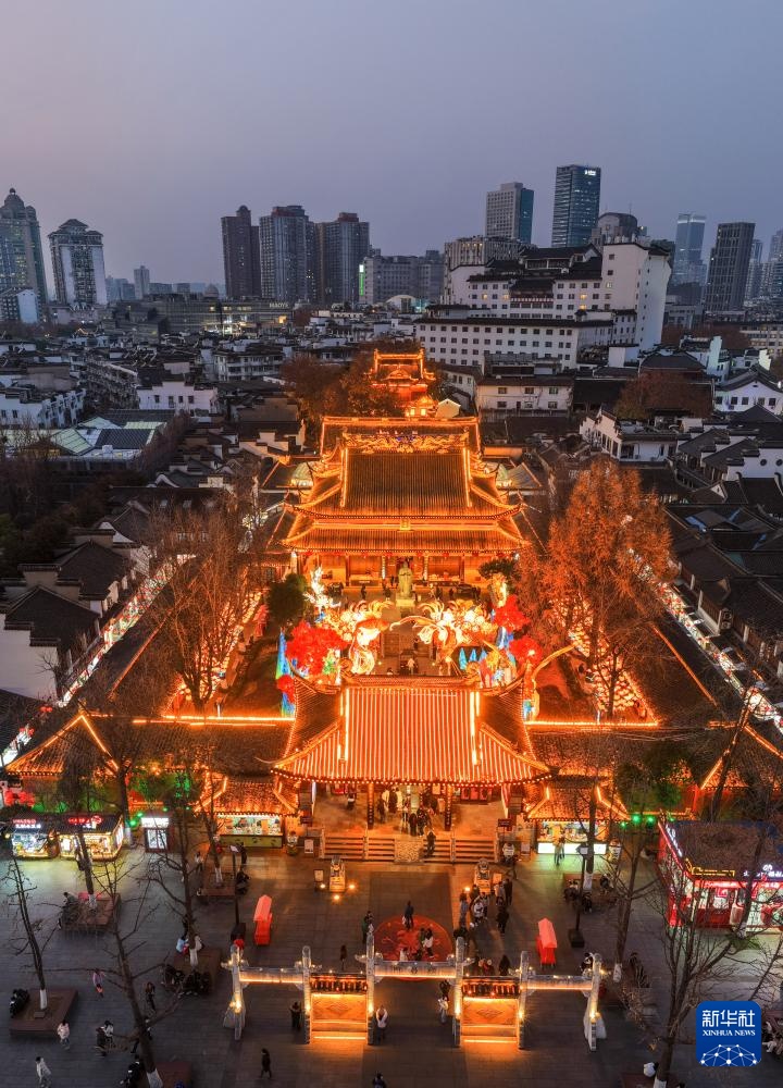 江苏南京：灯彩亮 迎新年
