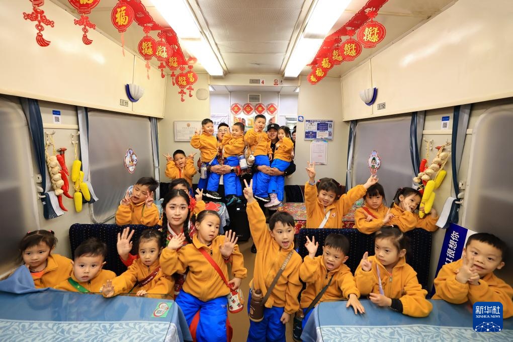 广西“小砂糖橘”体验“雪国列车”