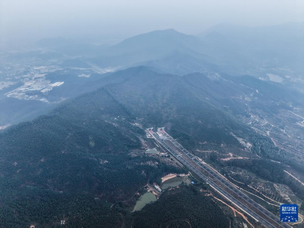 广东：银洲湖高速公路通车