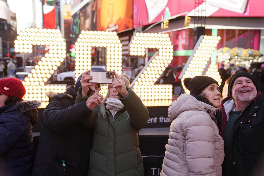 记者观察：圣诞灯光下的美国“K型”经济裂痕