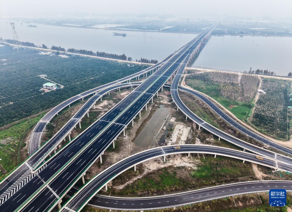 广东：银洲湖高速公路通车