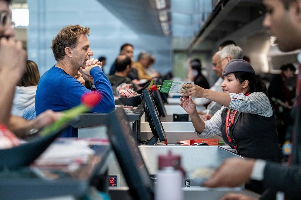 记者观察：圣诞灯光下的美国“K型”经济裂痕