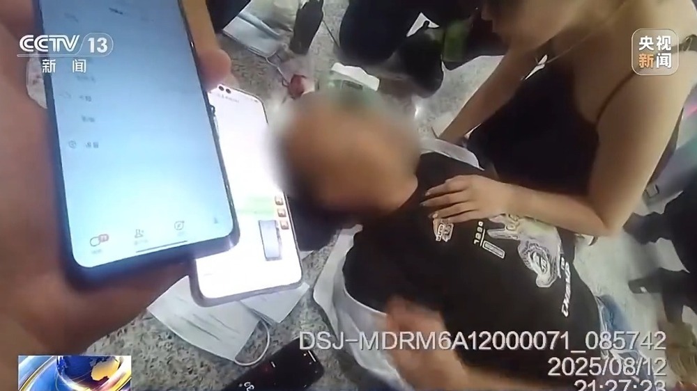 在这些定格瞬间里 致敬每一位挺身而出的平凡英雄