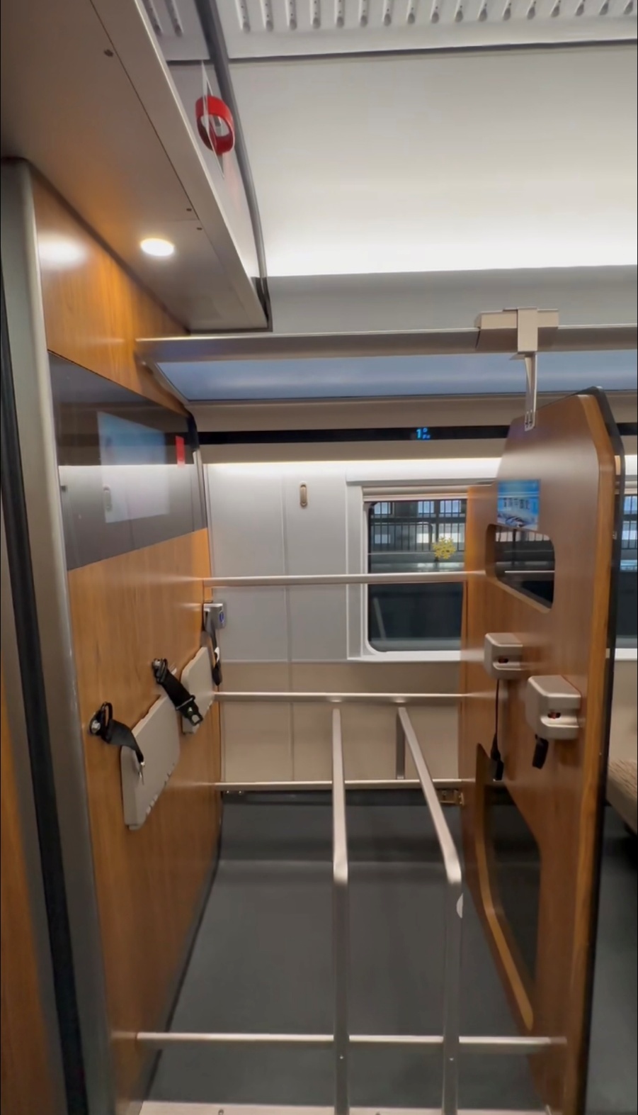 高铁雪具专座什么样，下车即滑？记者全程体验