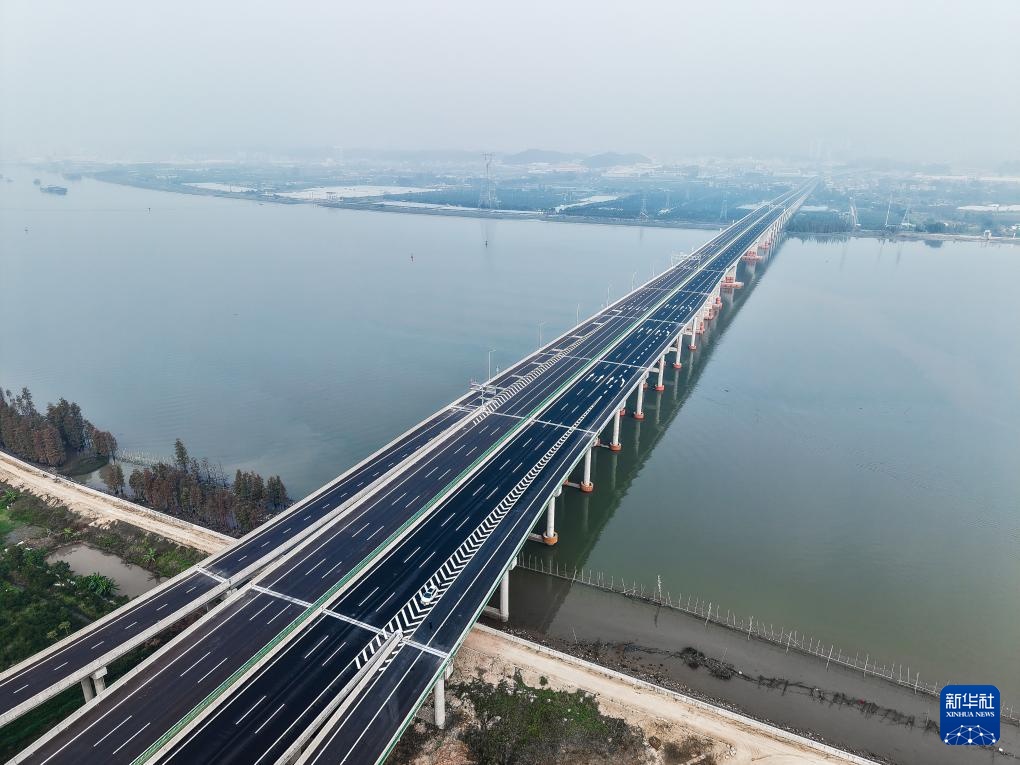 广东：银洲湖高速公路通车