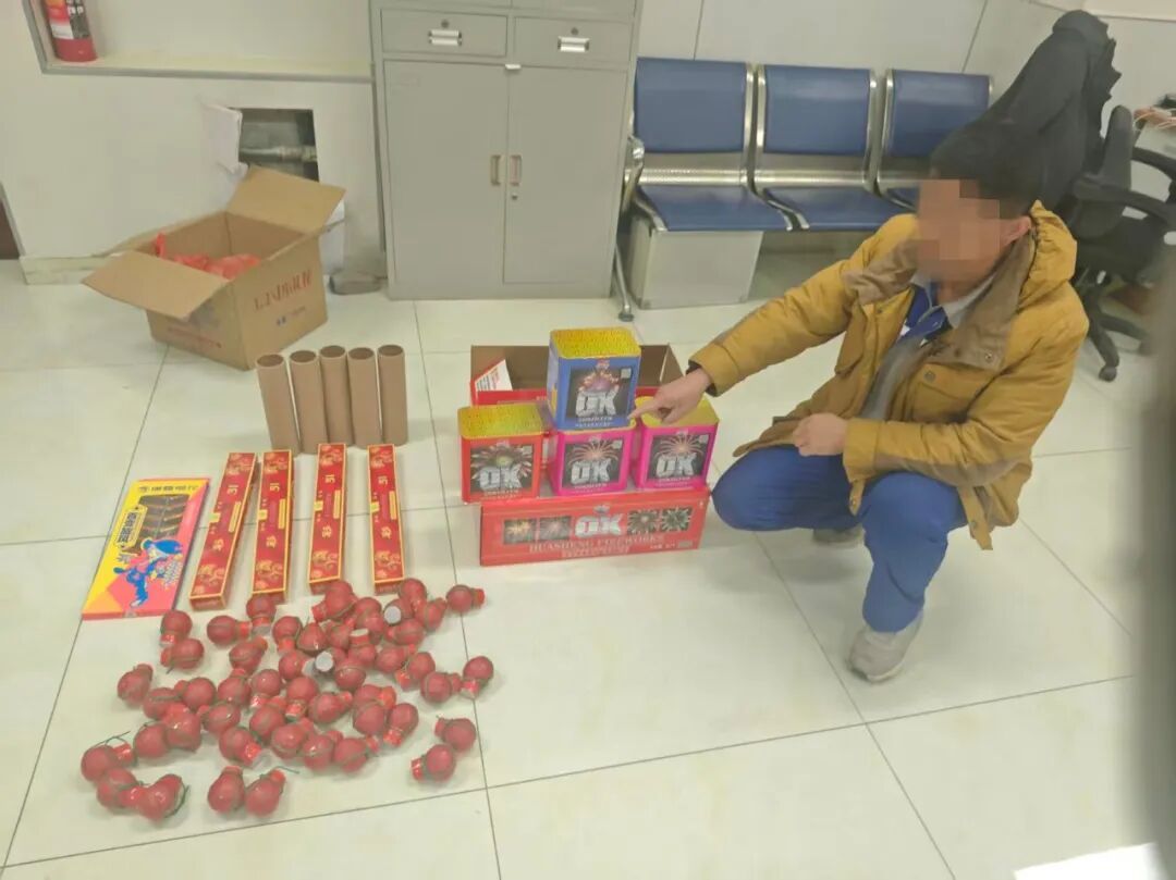 他们为何被抓？元旦前其朋友圈有这种行为