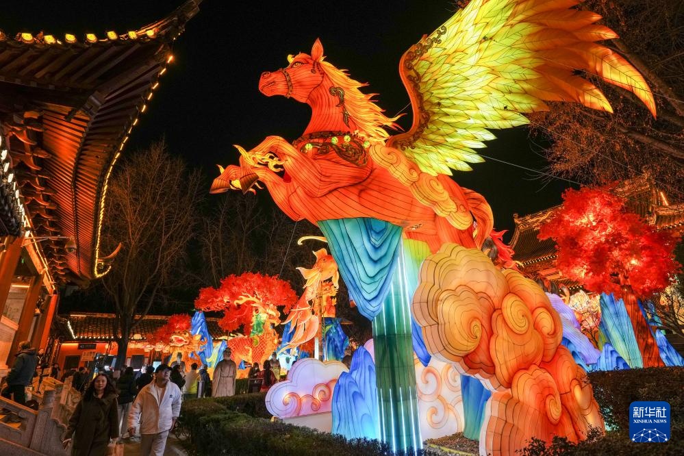 江苏南京：灯彩亮 迎新年