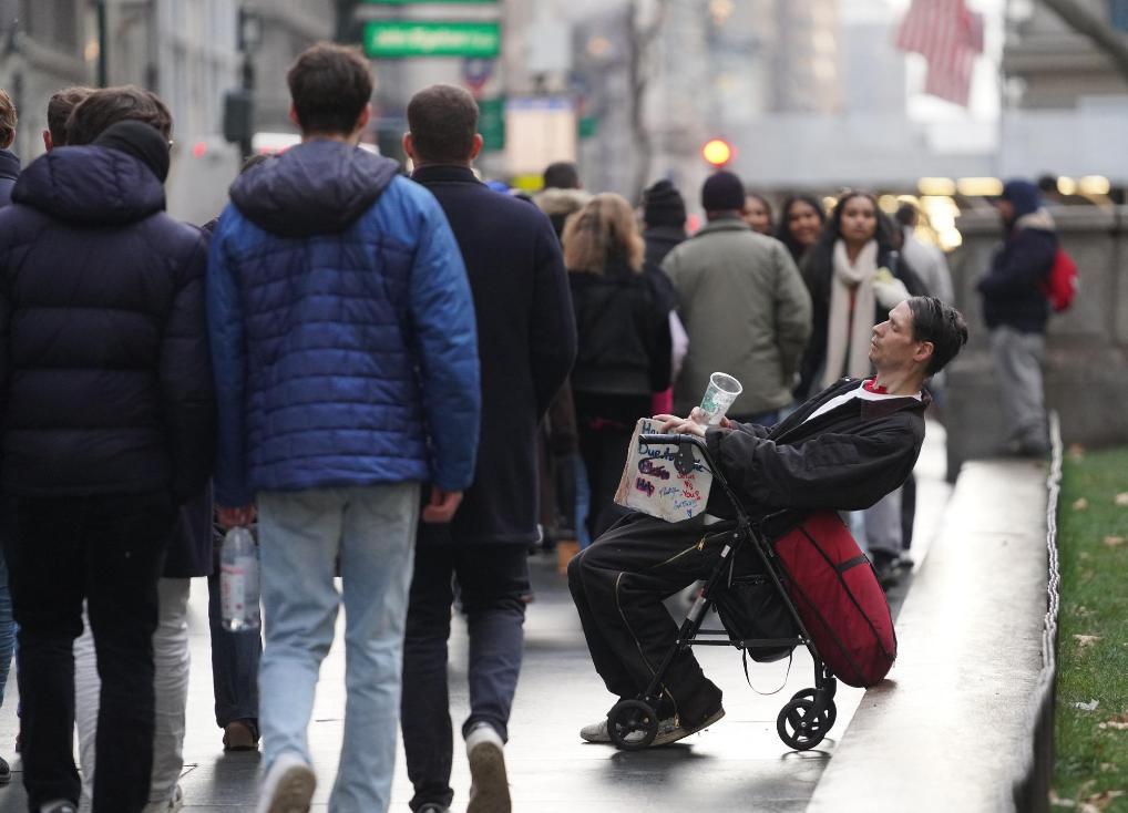 记者观察：圣诞灯光下的美国“K型”经济裂痕