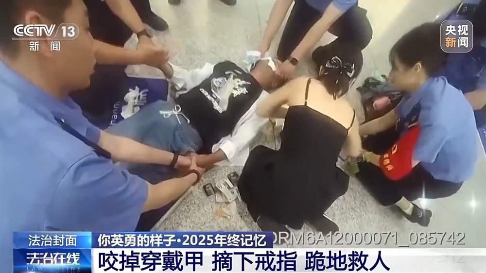 在这些定格瞬间里 致敬每一位挺身而出的平凡英雄