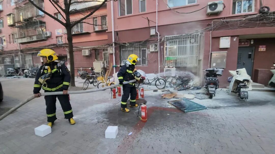拾荒堆物险酿大祸 热心路人挺身灭火疏散居民 拾荒堆物险酿大祸 热心路人挺身灭火疏散居民