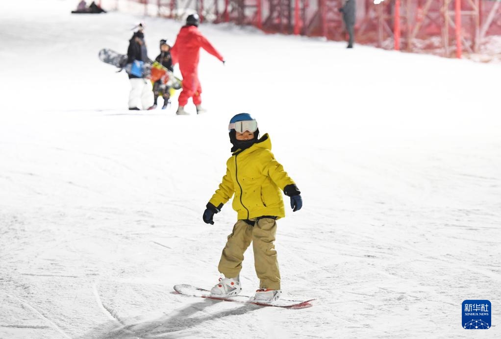 北京平谷：欢乐冰雪迎新年