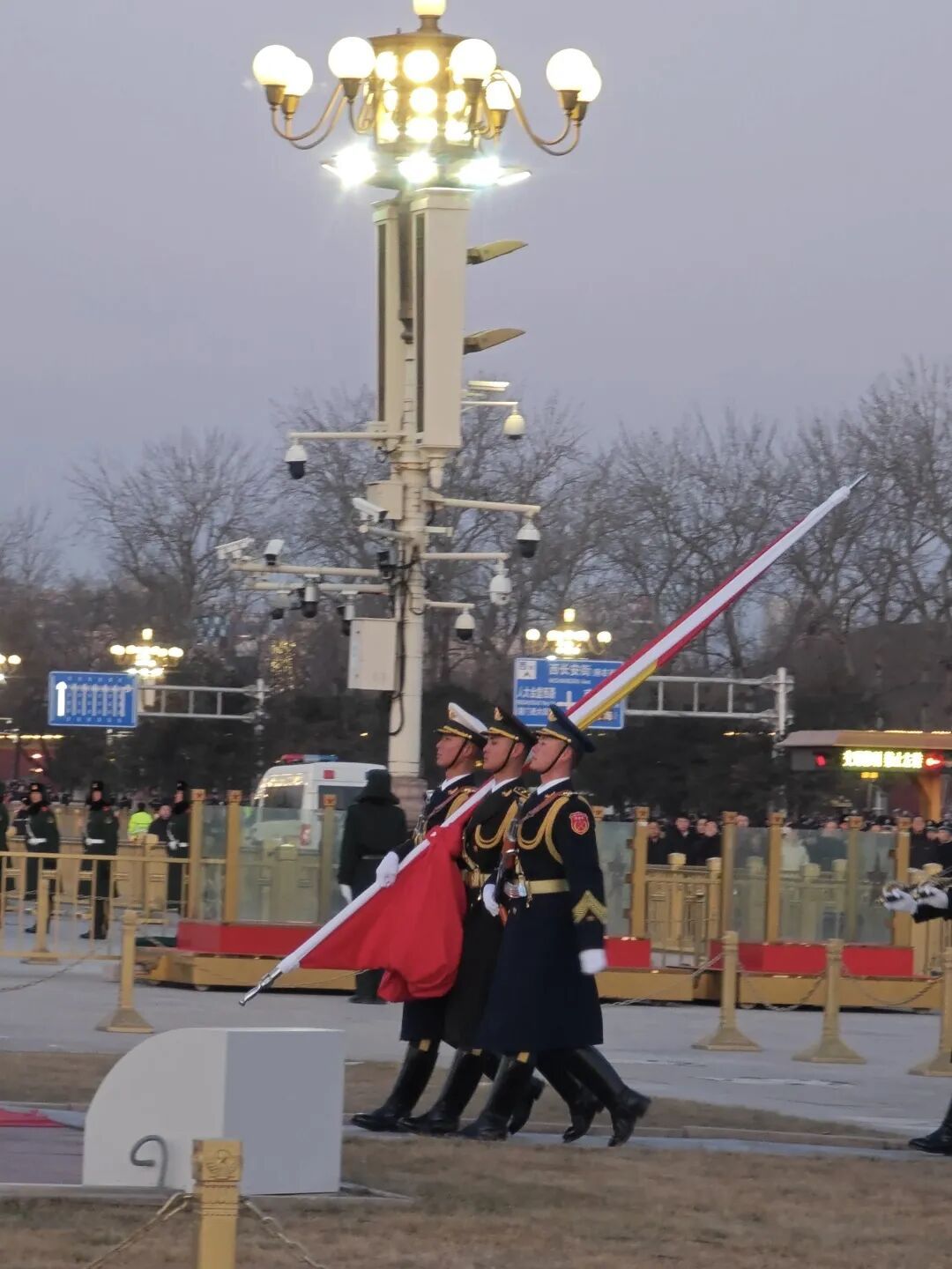 天安门广场数万人齐声高唱国歌，迎接新年的第一缕阳光！