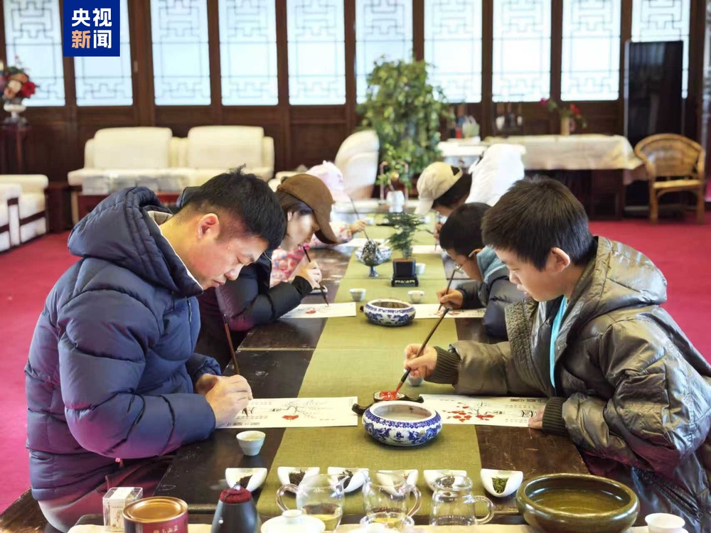 迎曙光、戏冰雪共启新年 北京市属公园元旦迎客近30万人次