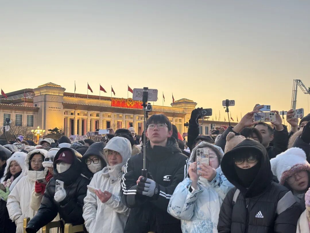 天安门广场数万人齐声高唱国歌，迎接新年的第一缕阳光！