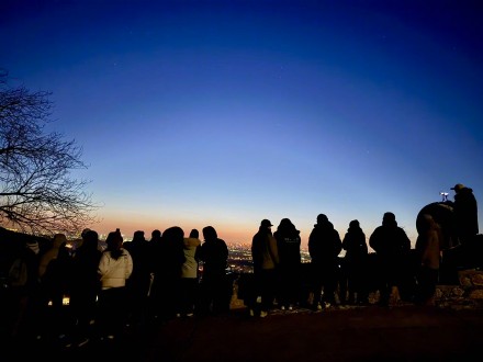 元旦香山市民守候新年第一缕曙光