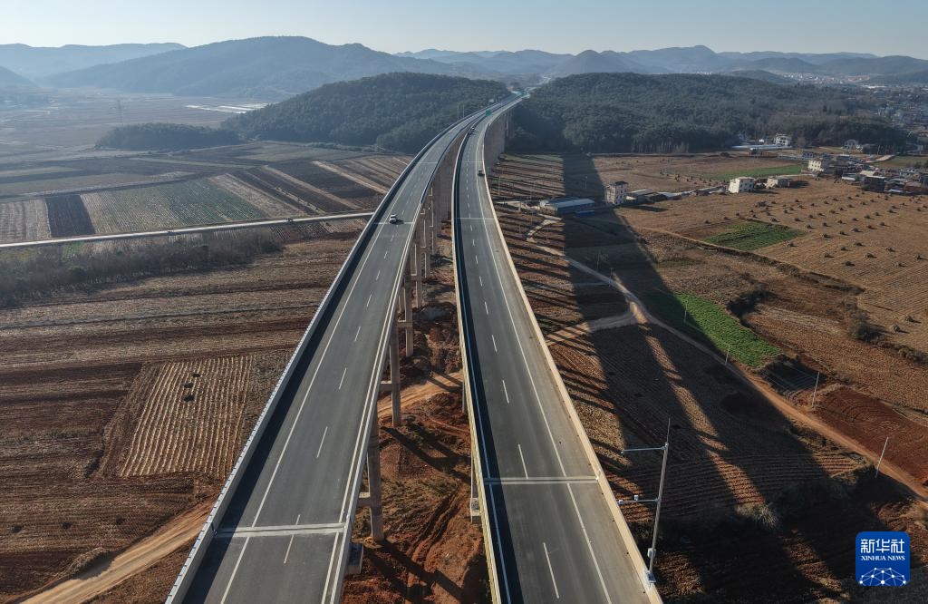 云南宣富高速公路建成通车