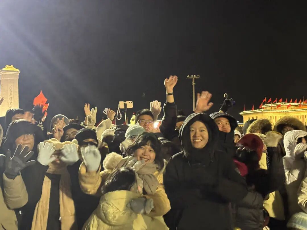 天安门广场数万人齐声高唱国歌，迎接新年的第一缕阳光！