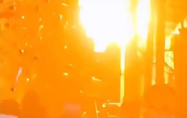 跨年夜突发！放飞气球碰到电线爆炸，附近医院、居民楼瞬间停电