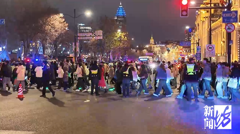“站在外滩这一刻，才懂为什么大家都爱来这跨年！”网友感叹：太美了……