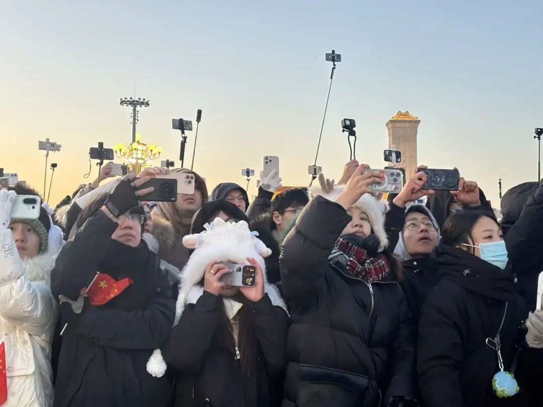天安门广场数万人齐声高唱国歌，迎接新年的第一缕阳光！