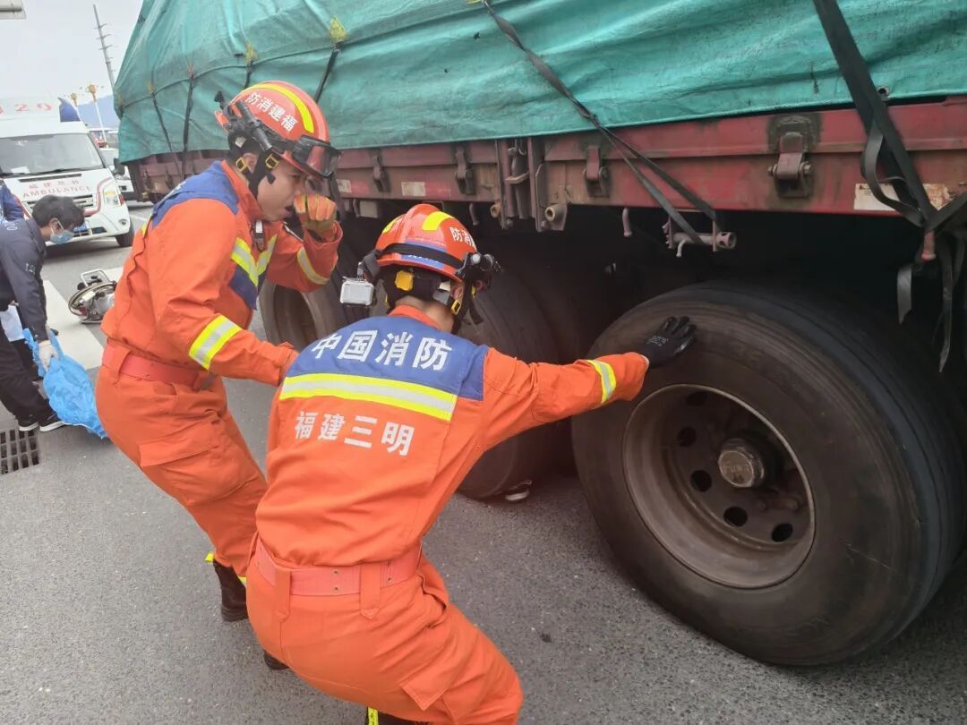 惊险！三明一女子被困车底，关键时刻他们出手……
