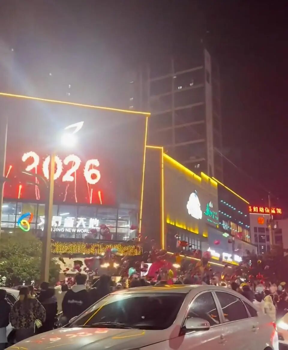 跨年夜气球突然爆炸，整条街瞬间停电！当地回应