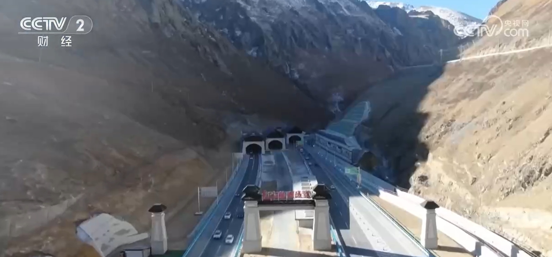 新年 新路 新篇 新疆乌尉高速公路重塑区域经济格局