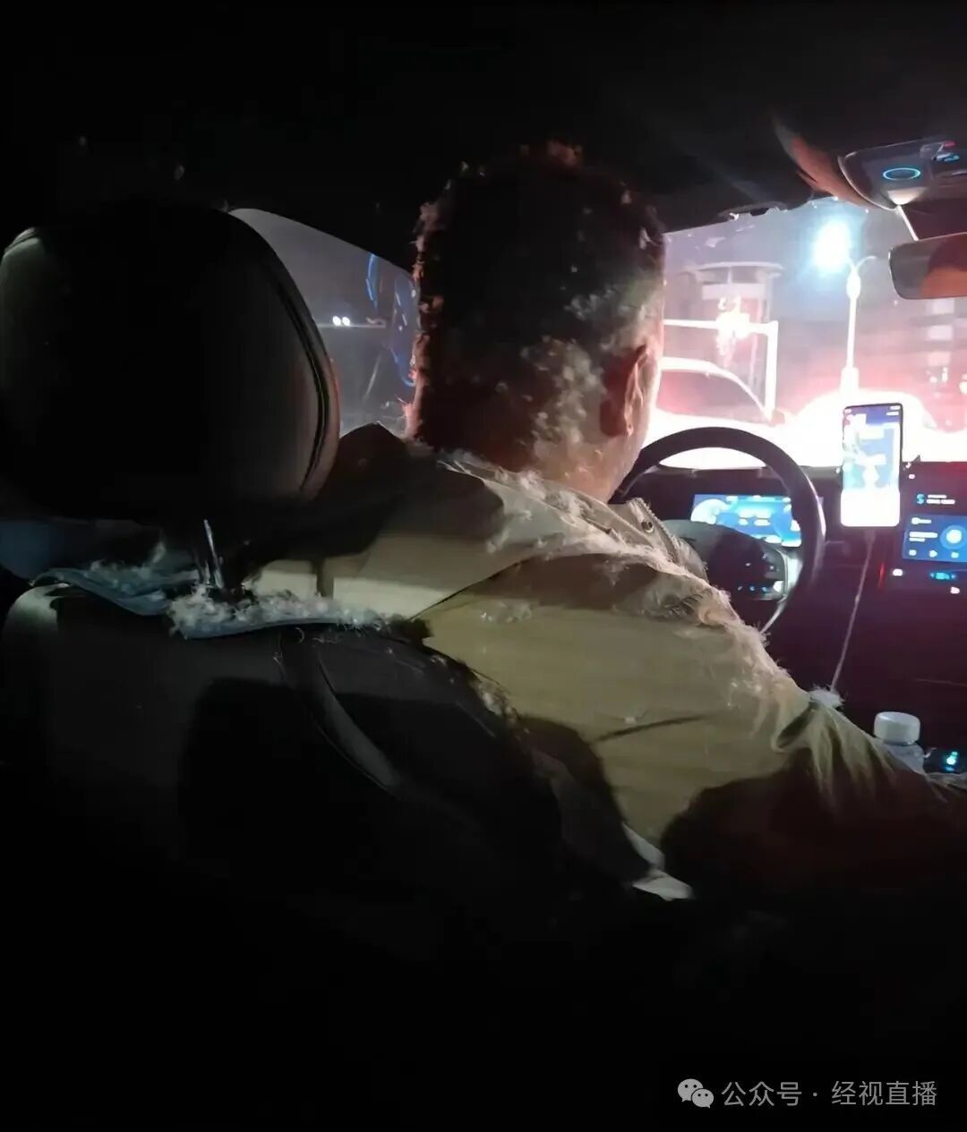 男子羽绒服突然“炸了”！满车飞舞，司机瞬间毛茸茸！网友：真“爆款”！