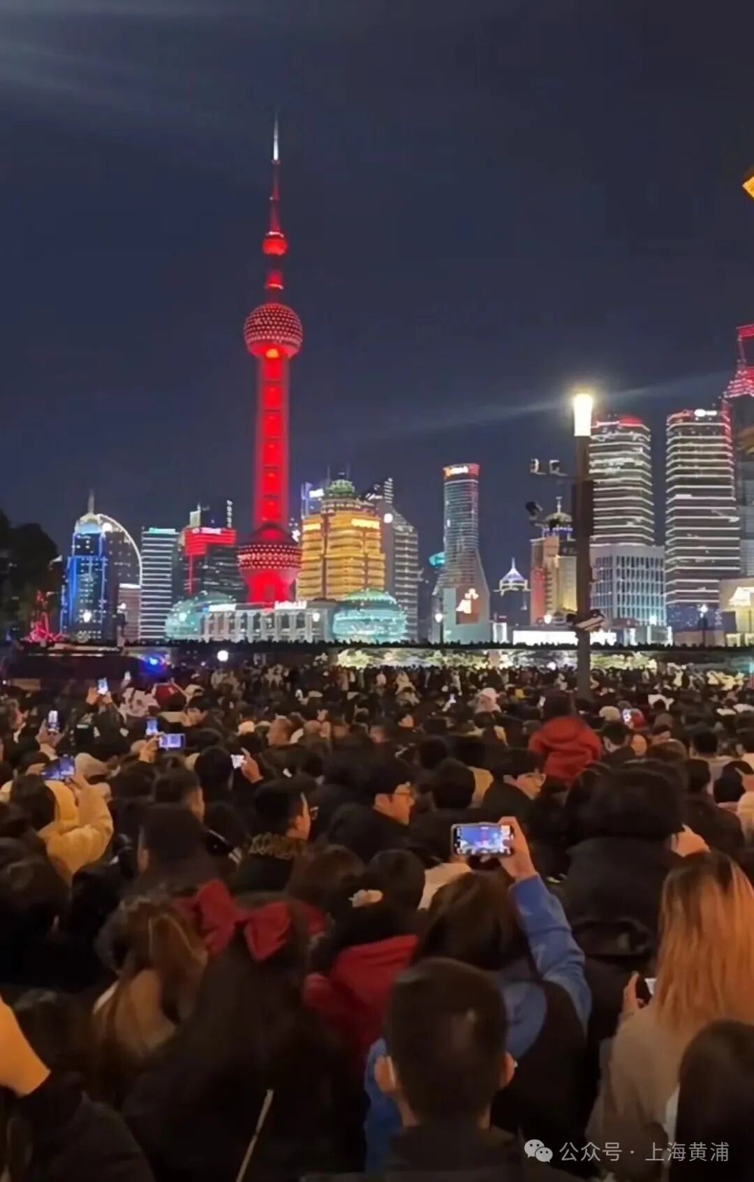 “站在外滩这一刻，才懂为什么大家都爱来这跨年！”网友感叹：太美了……